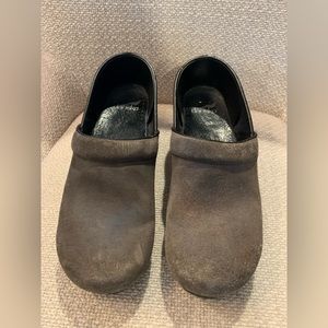 DANSKO GREY DISTRESSED CLOGS